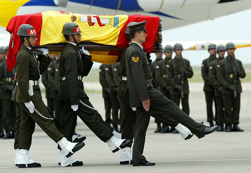 Los ataudes fueron cubiertos por la bandera de España.