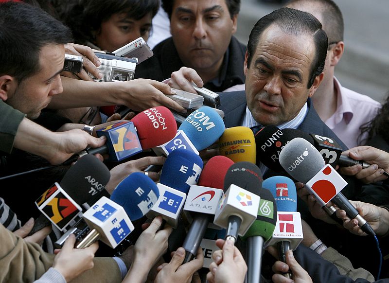 El ex ministro de Defensa, José Bono, declara ante el juez que "probablemente" alguna de las 18 quejas sobre fallos en la seguridad de los vuelos contratados para el traslado de las tropas que recibió el Estado Mayor de la Defensa llegara al gabinete