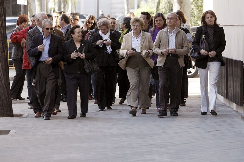 Familiares de víctimas del Yak-42, a su llegada a la Audiencia Nacional, donde comenzó el juicio a tres mandos militares para quienes el fiscal pide entre 4 años y medio y 5 años de prisión por la identificación errónea de 30 de los 62 cadáveres de l