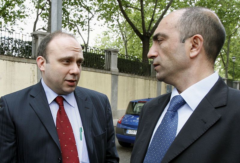 Durante el juicio se pudieron escuchar varios testimonios que insistieron en que el equipo médico español tenía prisa por regresar con los cuerpos. Fue el caso de los forenses turcos Bülent Sam y Ömer Müslümanoglu, en la fotografía, que participaron