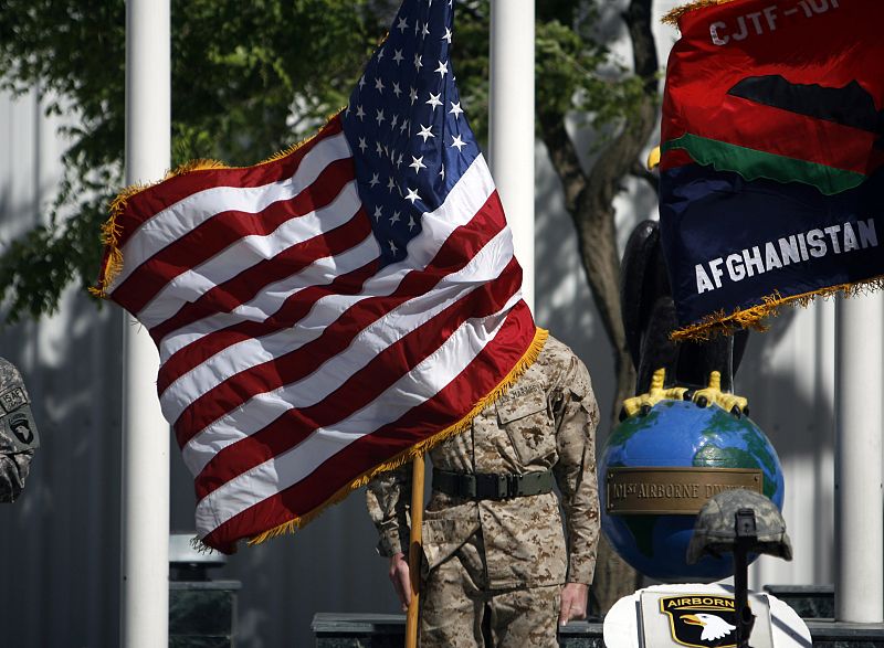 La bandera de Estados Unidos ondea en la base de Bagram en Afganistán