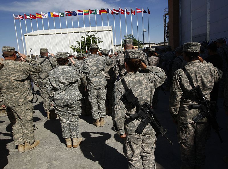 Soldados estadounidenses saludan durante la ceremonia en Bagram