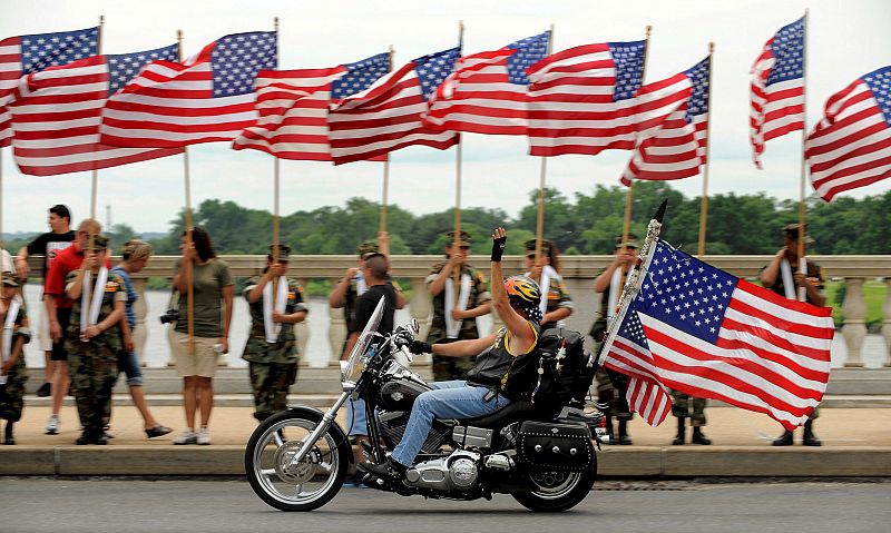 Motociclistas participan en el desfile de voluntarios "Rolling Thunder"