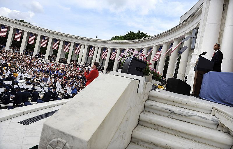 Obama pronuncia un discurso en el Cementerio Nacional de Arlington