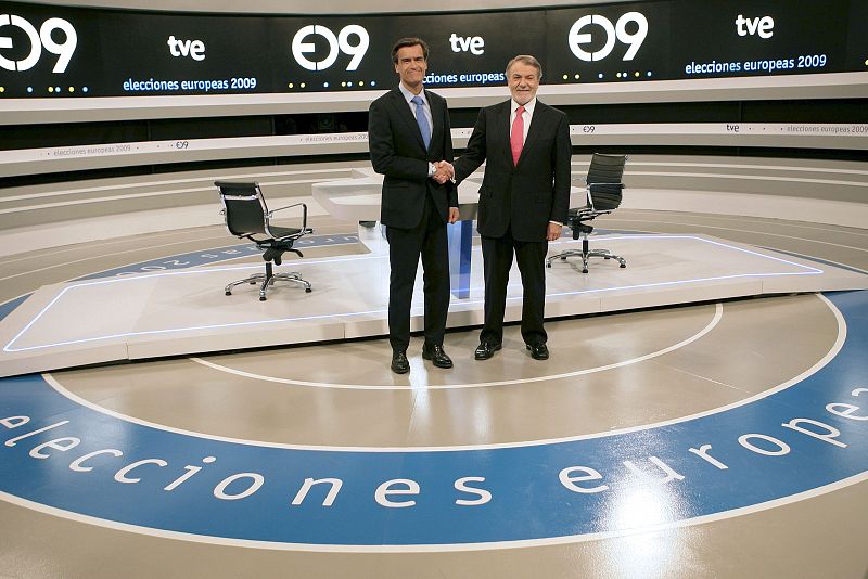 Juan Fernando López Aguilar saluda a Jaime Mayor Oreja antes de iniciar el debate en los Estudios Buñuel