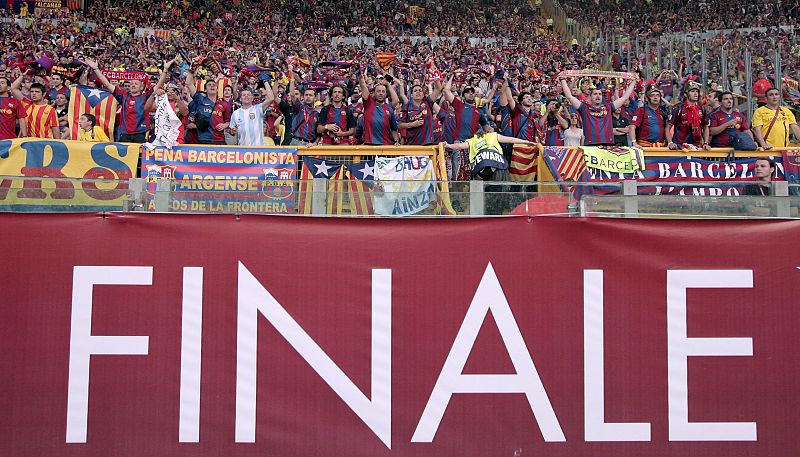 Los aficionados del FC Barcelona animan a su equipo antes del inicio de la final de la Liga de Campeones.