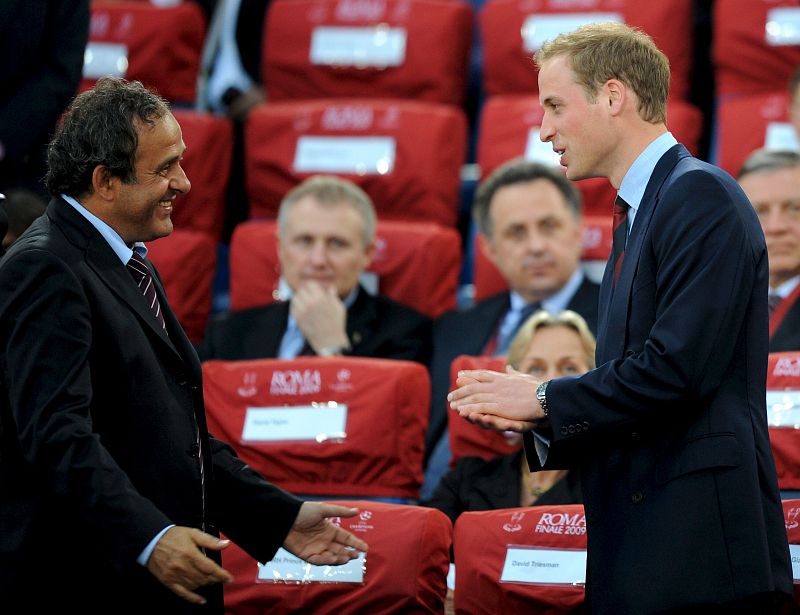 El presidente de la UEFA, Michel Platini, conversa el príncipe Guillermo de Inglaterra.