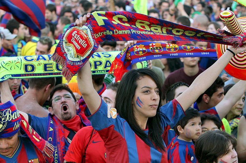 Miles de aficionados y seguidores del F.C. Barcelona animan y siguen la final de la Liga de Campeones.