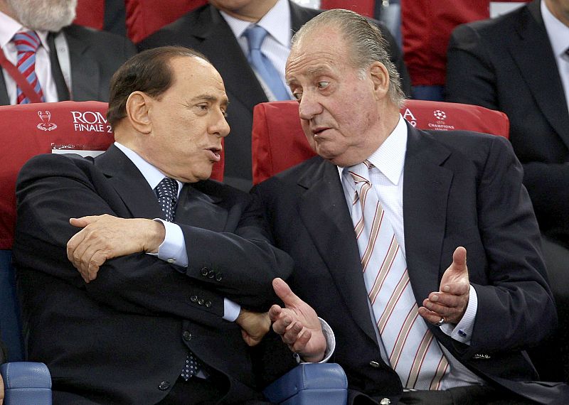 El primer ministro italiano, Silvio Berlosconi, charla con el rey Juan Carlos en el palco del estadio Olímpico de Roma.