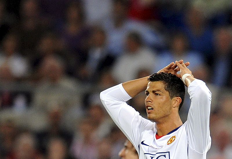 El delantero portugués del Manchester United Cristiano Ronaldo se lamenta tras fallar una ocasión contra el F.C.Barcelona.