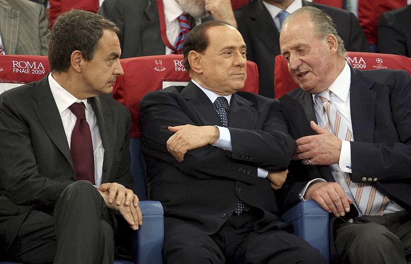 El primer ministro italiano, Silvio Berlosconi, charla con el rey Juan Carlos y con el Presidente del Gobierno, José Luis Rodríguez Zapatero.