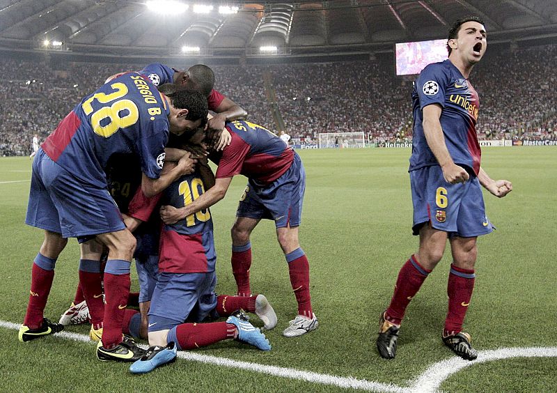 El jugador del FC Barcelona, el argentino Lionel Messi, celebra con sus compañeros el segundo gol.