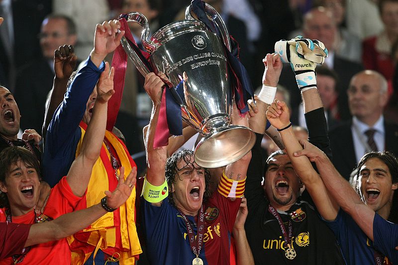 Los jugadores del F.C Barcelona celebran al termino de la final de la Liga de Campeones de fútbol.