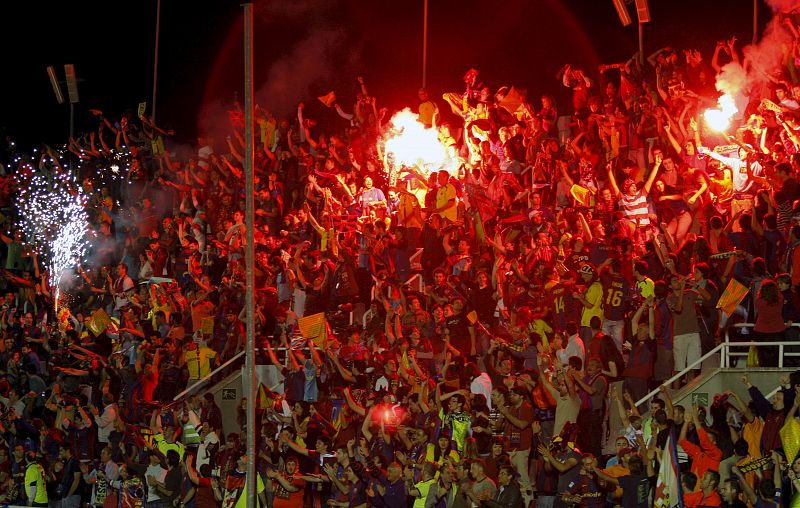 Seguidores del F.C. Barcelona en el Miniestadi celebran la victoria de su equipo en la final de la Liga de Campeones.