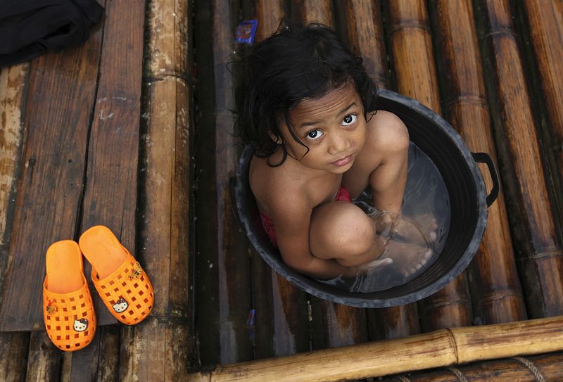 Niña en el río Ciliwung