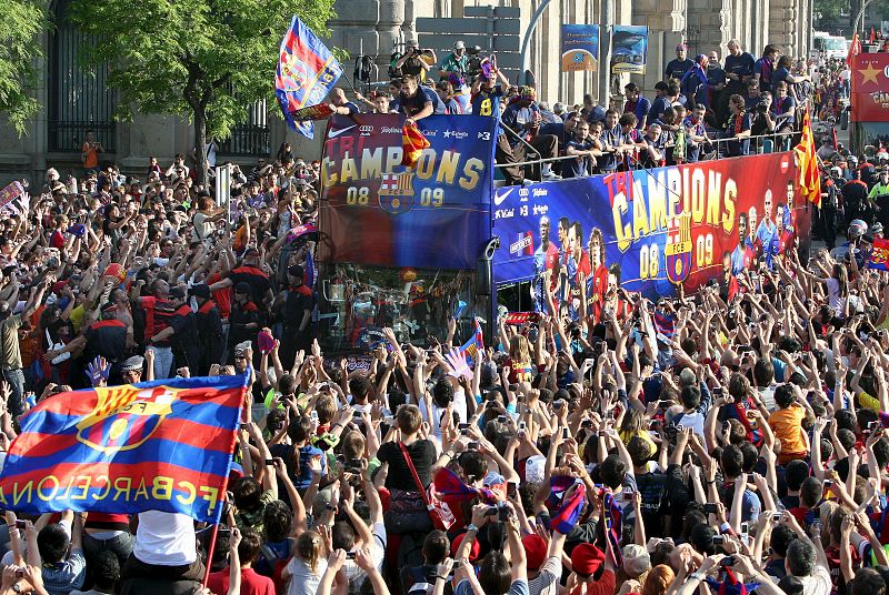 Todos los jugadores celebran la consecución de la Champions con los aficionados.