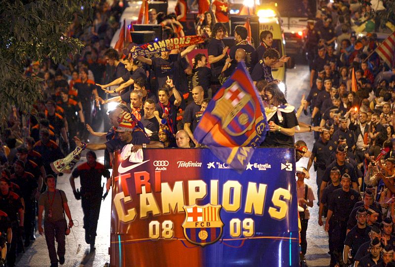 Los jugadores del F.C. Barcelona durante la celebración por las calles de la ciudad condal.