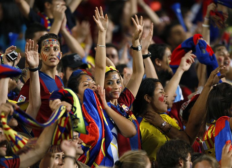 Los aficionados culés han llenado el Camp Nou.