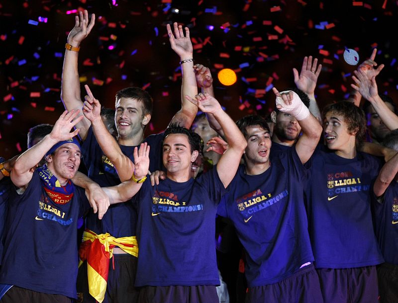 Los jugadores azulgranas celebran en el Camp Nou la consecución de la Champions.