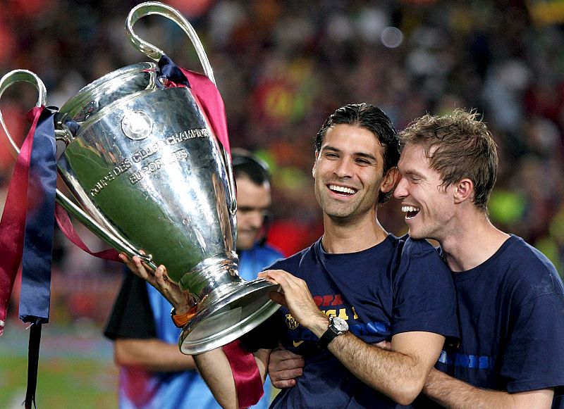 Alexander Hleb y el mexicano Rafa Márquez, levantan el trofeo de la Liga de Campeones.