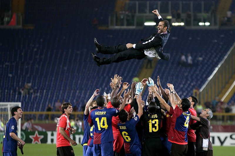 Los jugadores del FC Barcelona levantan a su entrenador Josep Guardiola tras vencer al Manchester United en la final de la Liga de Campeones.