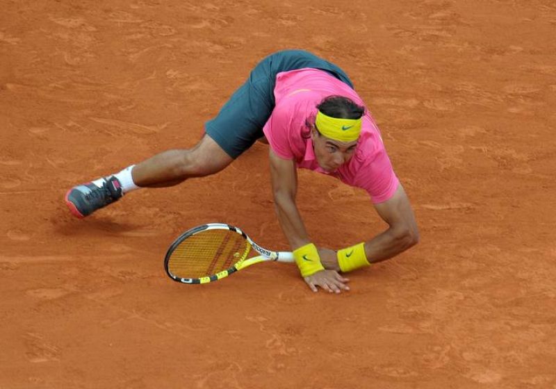Rafael Nadal cae al suelo durante el partido que le ha enfrentado al sueco Robin Soderling.