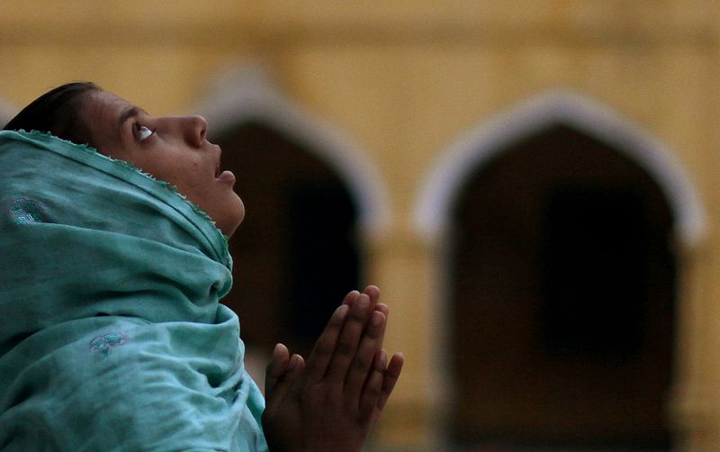 Muchacha rezando en el templo Gurdwara Siri Punja Sahib