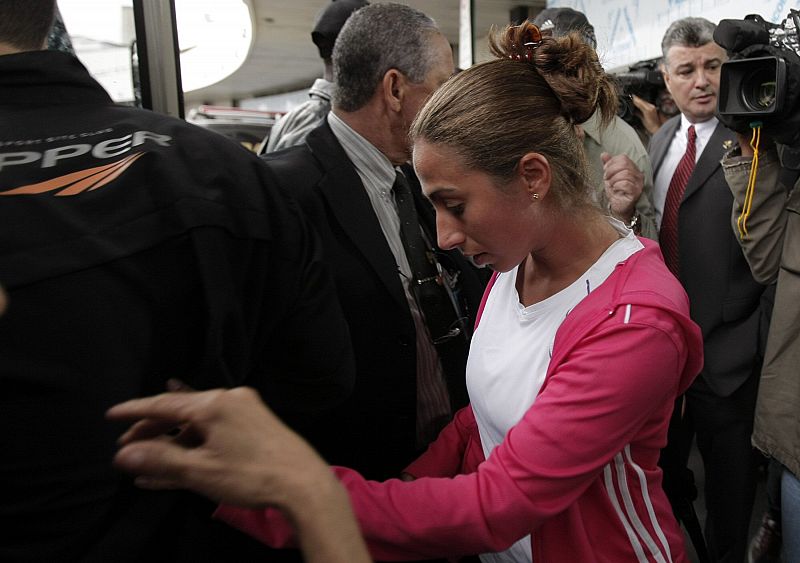 Una mujer llega a la Dirección de Aeropuertos de Brasil