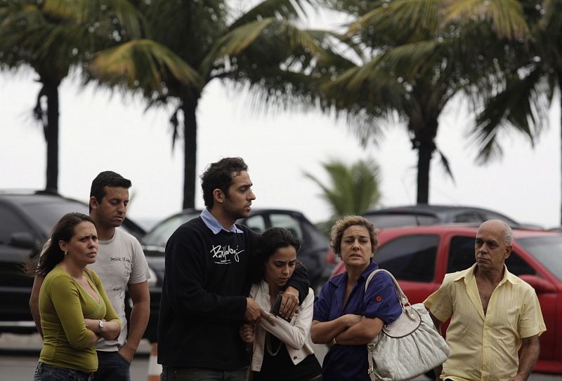 Parientes y amigos de los pasajeros del vuelo