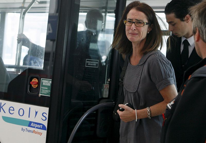 Una mujer, familiar de pasajeros del vuelo Air France AIF447