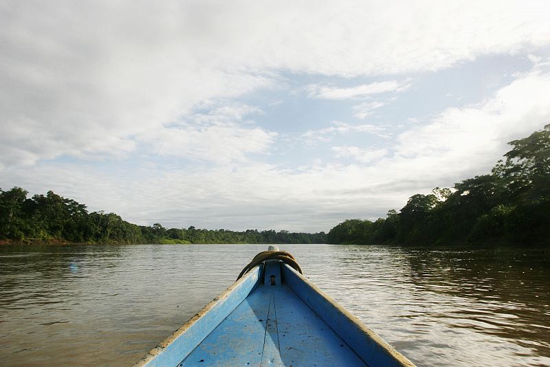 Atravesando el río Tambopata