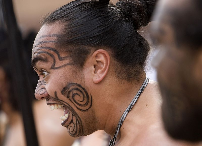 miembros de grupo tradicional maorí " Waka Huia "