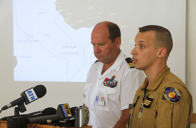 Capitan del avión francés MIlitar Altantique 2 junto al comandante de la base aérea francesa