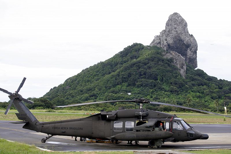 Un helicóptero llega de una operación de búsqueda