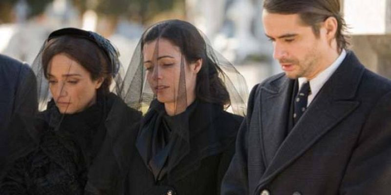 Regina, Matilde y Carlos en el entierro de Hipólito