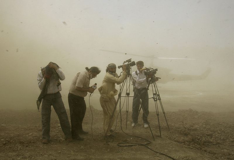 Periodistas que se encuentran en la pista del helicoptero que aterrizó en el UNHCR