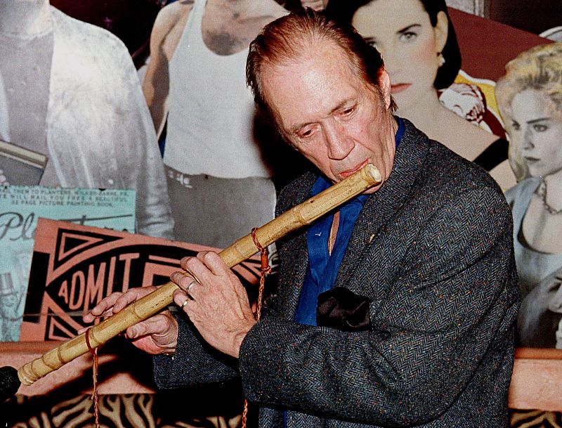 Carradine, tocando una flauta de bambú que él mismo talló y tocó en 'Kung Fu'. El actor donó este instrumento a la colección del restaurante Planet Hollywood de Beberly Hills.