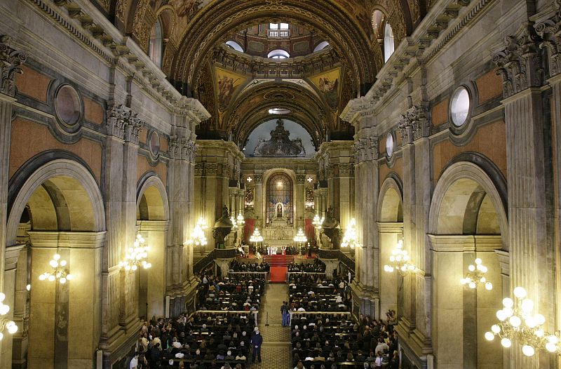 Relatives and friends of passengers of Air France's flight AF447 pray at Candelaria cathedral in Rio de Janeiro