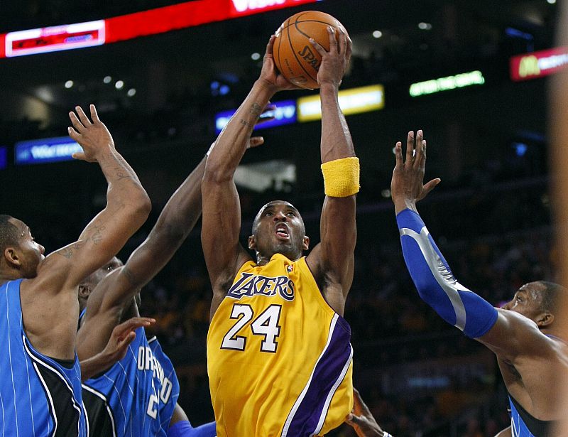 Bryant intenta anotar ante tres jugadores de los Orlando Magic en el primer partido de la final de la NBA.