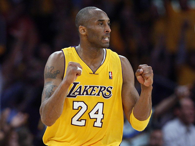 El jugador de los Ángeles Lakers, Kobe Bryant, se alegra por una canasta ante los Orlando Magic en el primer partido de la NBA.