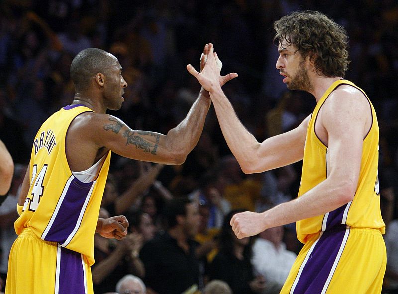Los jugadores de los Ángeles Lakers, Kobe Bryant y Pau Gasol chocan los cinco durante el primer partido de la final de la NBA, frente a Orlando Magic.