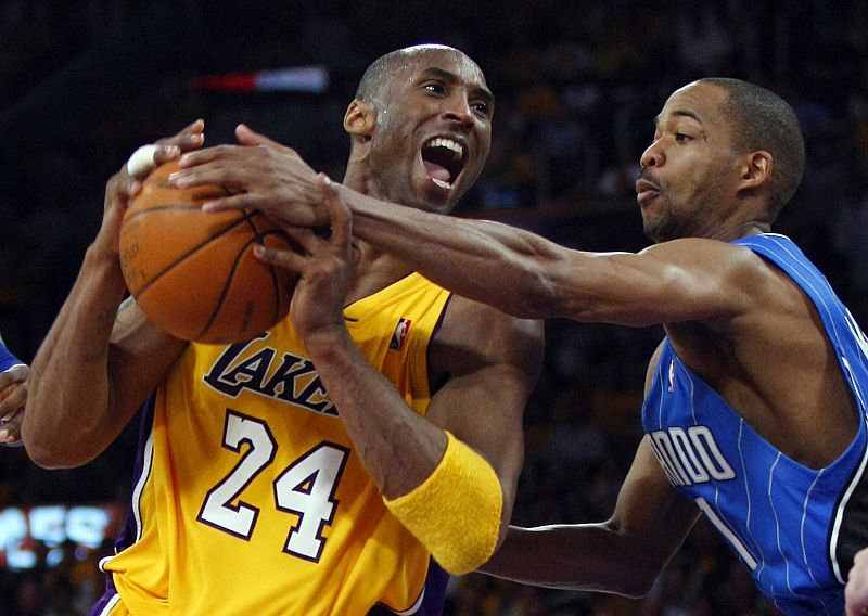El jugador de Orlando Magic, Rafer Alston, trata de quitarle el balón a Kobe en el último cuarto de la final de la NBA.