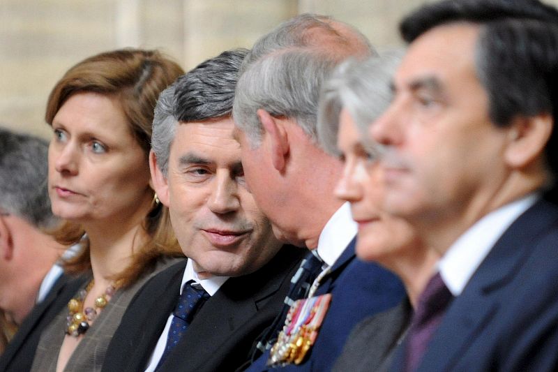 El príncipe Carlos conversa con el primer ministro británico, Gordon Brown, durante una ceremonia religiosa en memoria de los caídos en el desembarco de Normandía.