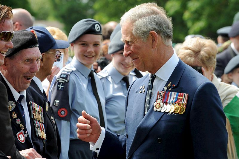 El Príncipe Carlos saluda a unos veteranos de guerra durante una ceremonia religiosa en memoria de los caídos en el desembarco de Normandía.