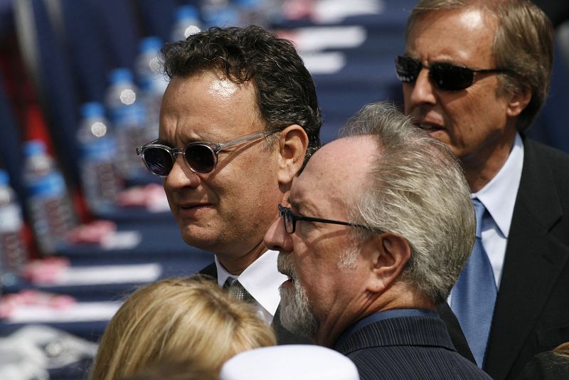 El actor estadounidense Tom Hanks y el director Steven Spielberg, han estado presentes en la ceremonia del 65 aniversario del desembarco de Normandía en el cementerio de guerra de Colleville-sur-Mer.