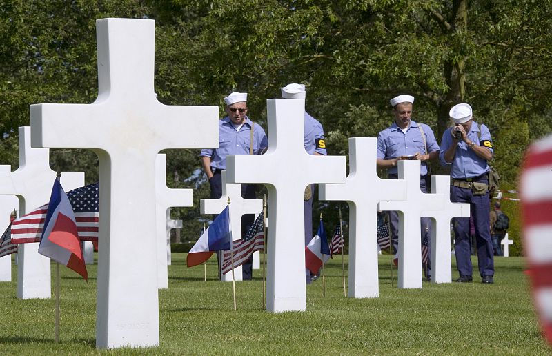 Las banderas francesa y estadounidense han ondeado juntas en el cementerio de Colleville-sur-mer.