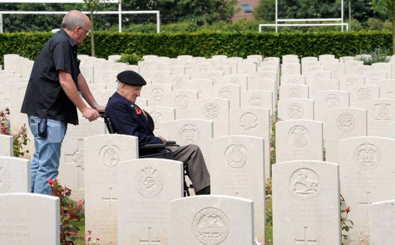Un veterano de guerra visita el cementerio de Bayeux, en el norte de Francia, donde se ha celebrado una ceremonia religiosa en memoria de los caídos en el desembarco de Normandía.