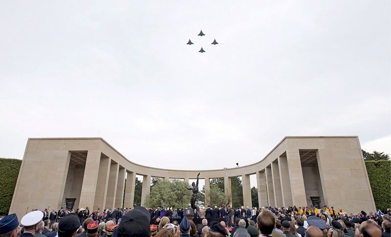 Una patrulla aérea sobrevuela el cementerio americano de Colleville-Sur-Mer.