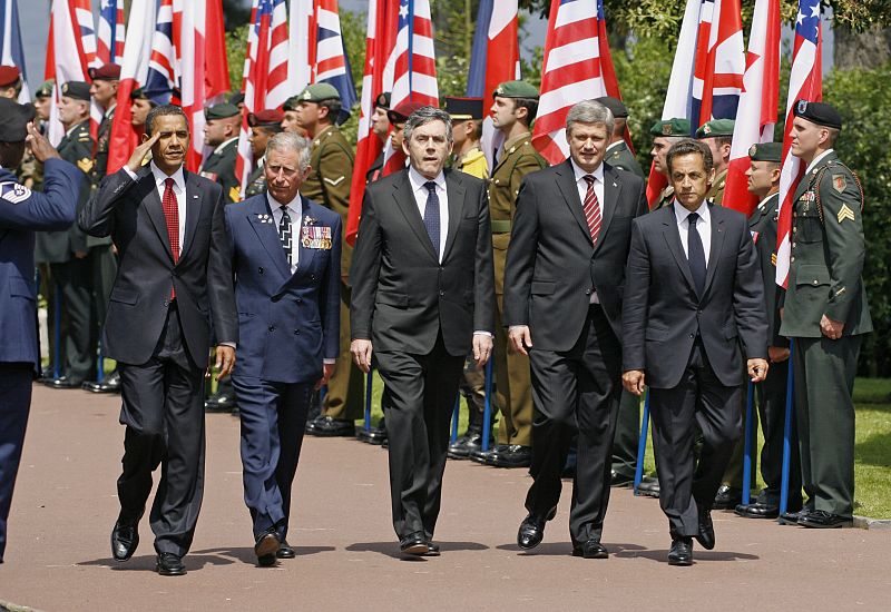Barack Obama, el príncipe Carlos, Gordon Brown, Stephen Carter y Nicolas Sarkozy, reunidos en el cementerio de Colleville-sur-Mer, en el 65 aniversario del desembarco de Normandía.
