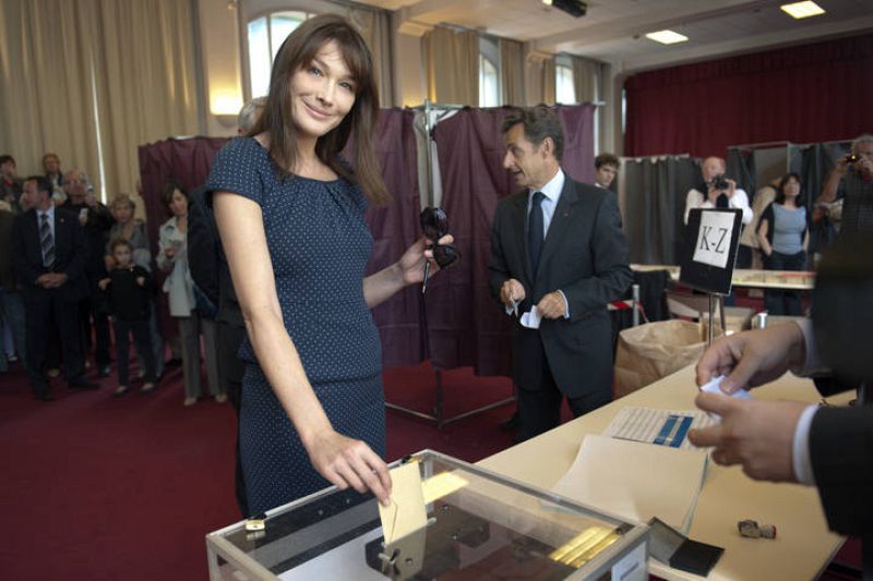 El presidente francés, Nicolas Sarkozy junto con Carla Bruni,